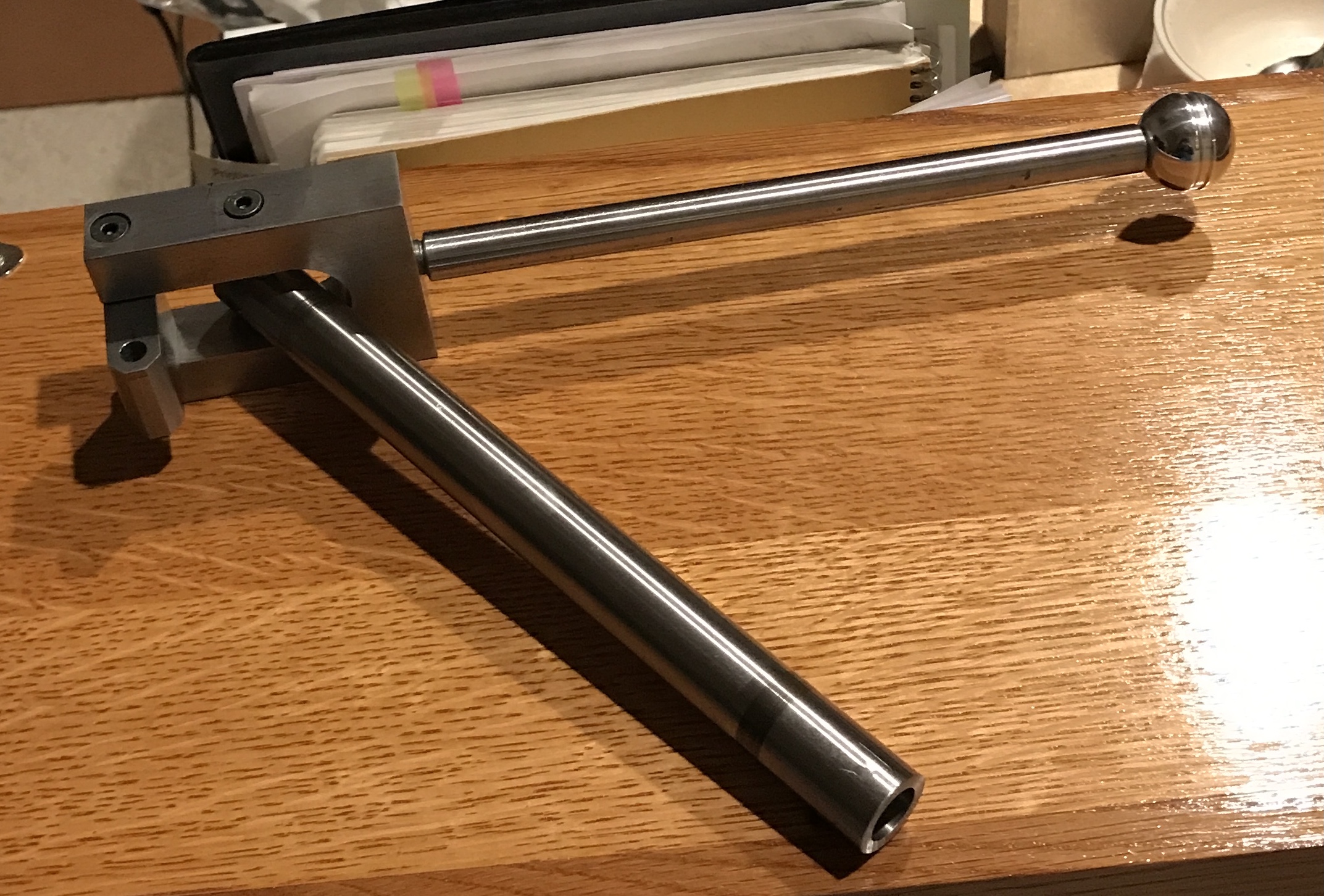 The assembled pivot through ram and handle